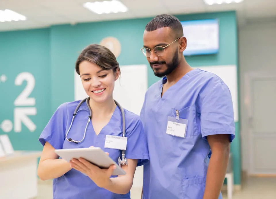 Medico e infermiera consultano un referto su tablet